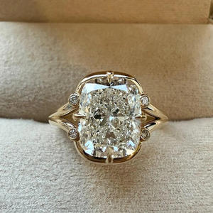 Bague de fiançailles et de mariage classique en argent sterling 925 plaqué rhodium, sertie de diamants moissanite taille coussin allongée de 3,00 carats - Product Image 1