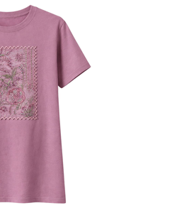 เสื้อยืดผู้หญิงสีชมพูปักลายดอกไม้แบบกำหนดเอง คอตตอน คอกลม แขนสั้น สไตล์ลำลองสำหรับฤดูร้อน รับผลิตตามแบบ พร้อมสกรีนโลโก้ OEM - Product Image 2