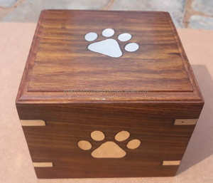 Caja de urna de madera de acacia y mango para cenizas humanas Urna de madera para cenizas de adultos con hermoso diseño grabado Urnas de cremación de madera - Product Image 4