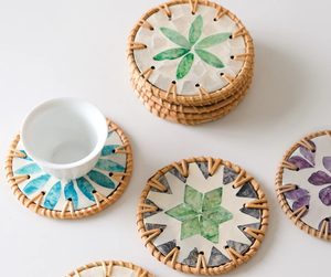Posavasos de ratán radiante con incrustaciones de nácar, origen Vietnam, para eventos de lujo y cenas formales. - Product Image 1