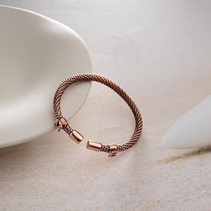Joyería Artesanal de Metal al por Mayor, Pulseras Magnéticas Modernas de Cobre Puro 99.99% Chapado en Oro, Brazaletes de Latón Personalizados - Product Image 1