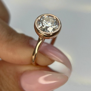 Anillo Solitario de Diamante Cultivado en Laboratorio, Corte Brillante Ideal, Redondo, de 2 Quilates, Oro Amarillo de 14k - Product Image 2