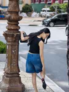 Estos shorts de mezclilla son increíblemente versátiles, juveniles y favorecedores; parecen sencillos pero crean un atuendo llamativo. - Product Image 4