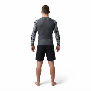 Haut de compression tactique camouflage à manches longues pour hommes, idéal pour le MMA, le BJJ, le grappling et le fitness - Couche de base couleur anthracite - Product Image 2