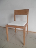 Chaise de salle à manger de style bistrot moderne avec structure en teck massif et siège rembourré pour appartement et hôtel, aucun assemblage requis