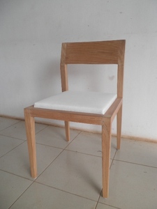 Chaise de salle à manger de style bistrot avec structure en teck massif et siège rembourré pour usage domestique - Product Image 2