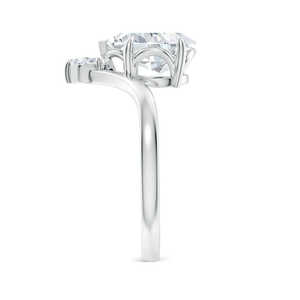 Anillo de compromiso con diamante cultivado en laboratorio de 2.65 quilates, corte pera, pavé Bardot Scallop, con dos diamantes en oro blanco de 14K - Product Image 3