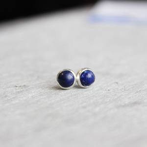 Boucles d'oreilles clous en argent sterling et lapis-lazuli 6 mm, bijoux minimalistes pour femmes, faits à la main, fournisseur en gros - Product Image 2