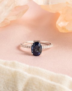 Anillo Clásico Ovalado de Zafiro Azul para Mujer, Plata Rodiada con Banda Pavé de Diamantes Cultivados en Laboratorio - Product Image 2