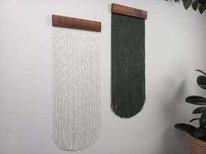 Décoration murale bohème en bois fait main avec franges à pompons, tons terre naturels, forme irrégulière, tapis en tissu - Product Image 2