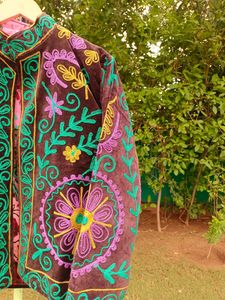 Chaqueta Premium de Terciopelo Marrón Oscuro 100% Algodón Ecológico Transpirable de Invierno con Bordado Floral Multicolor a Mano para Hombre y Mujer Boutique - Product Image 3
