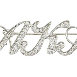 Broche en forme de lettre en argent avec détails en cristal étincelant, accessoire de bijouterie décoratif élégant pour femmes, mariage - Product Image 5