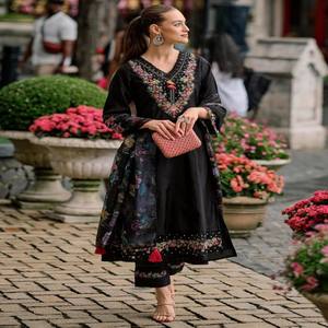 Conjunto de Kurta y Pantalón de Seda Vichitra VASTRA COTTAGE con Dupatta Tabby, Color Negro, Ropa Étnica para Mujer, Atuendo Bordado Jalpari - Product Image 5