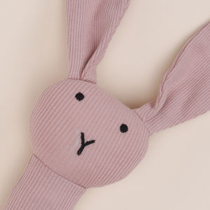 Mordedor de bambú orgánico de calidad superior Blush Pink Squeaker para la dentición del bebé - Product Image 4