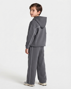 Ensemble de survêtement personnalisé gris foncé pour garçons avec lignes contrastées, sweat à capuche respirant en molleton de coton doux et pantalon de survêtement à jambes larges, fabrication OEM - Product Image 2
