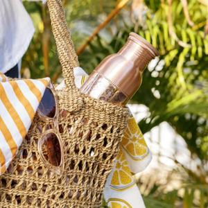 Bouteille en cuivre pur de taille et de forme personnalisées avec couvercle anti-fuite et motif gravé pour les voyages, la consommation d'eau et les fêtes - Product Image 1