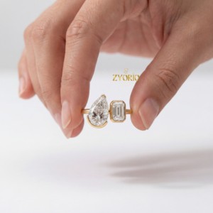 Exquisito Anillo de Compromiso para Mujer con Diamante Esmeralda Corte Pera, Engastado en Bisel, Diamante Cultivado en Laboratorio, Oro de 14K, Inspirado en la Naturaleza, para Boda o Fiesta - Product Image 2