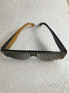 Cepillo para el Cabello Multifuncional Personalizado con Forma de Gafas de Sol, Peine para Piojos con Logotipo Personalizado, Duradero, No Tóxico para Uso Doméstico - Product Image 3