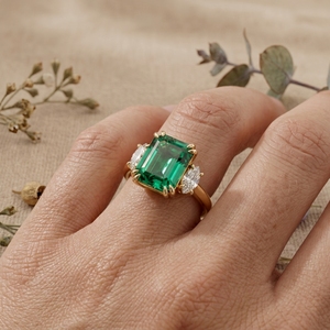 Anillo de Compromiso de Tres Piedras con Gema Verde Corte Esmeralda para Mujer, Oro de 14K, Anillo de Boda Vintage - Product Image 4