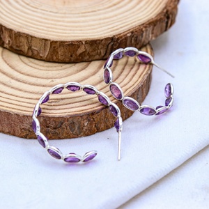 Boucles d'oreilles créoles ouvertes en argent sterling 925 massif avec améthyste naturelle ovale sertie clos, bijoux fins Memoria Jewels, vente en gros - Product Image 4