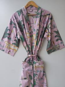 Al por mayor Bata Kimono con Estampado de Selva 100% Algodón Hecha a Mano con Motivos Florales y de Animales, Camisón Largo de Manga Larga con Bolsillos - Product Image 4