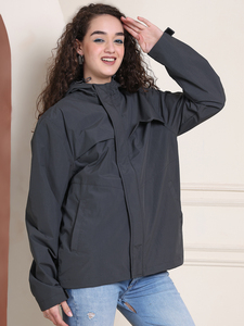 Chaqueta deportiva con capucha y cremallera para mujer, resistente al viento y al agua, con acabado 100% poliéster. - Product Image 5