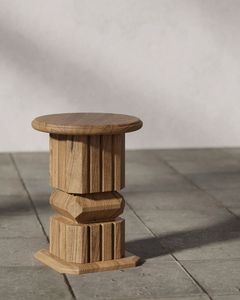 Table d'appoint en bois chic, conçue pour compléter un décor moderne, avec un look épuré et une finition bois chaleureuse - Product Image 4