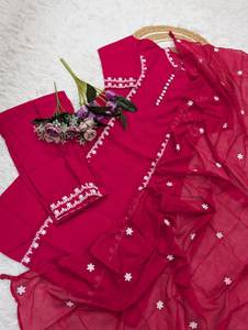 Conjunto de Kurtis/Kurta Étnicos Indios con Bordado Intenso en Color Rani, Estilo Cuello Redondo y Corte Recto, Diseño Especial para Recepciones - Product Image 6