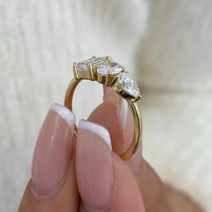 Bague en or jaune 14 carats avec émeraude taille poire, diamant ovale et diamant de laboratoire à 3 pierres – Diamant éco-responsable – Cadeau d'anniversaire - Product Image 2