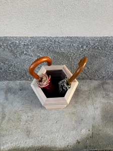 Porte-parapluies en bois de qualité supérieure pour l'entrée, rangement multifonctionnel pour parapluies, cannes et rouleaux, et décoration intérieure élégante, provenant d'Inde. - Product Image 5