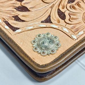 Portafolio de Cuero Genuino Vintage con Grabado Floral, Cierre de Hebilla, Color Bronceado, para Uso Diario en Todas las Estaciones - Product Image 3