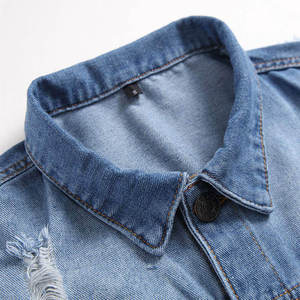 เสื้อแจ็คเก็ตยีนส์สีฟ้าอ่อนสำหรับผู้ชาย ขายส่ง สไตล์ลำลอง ขาดๆ แบบมีกระดุมติดด้านหน้า เสื้อคลุมสตรีทแวร์ ทรงปกติ ลุคยีนส์ฟอกสี - Product Image 3