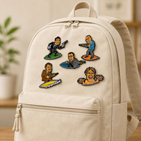 Broche en émail personnalisée avec personnage de dessin animé, badge amusant sur le thème du surf, broche en métal de collection, cadeau |   Exportation en gros 2026 Fabricant