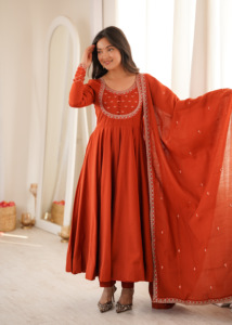 Robe Anarkali en soie romaine brodée de qualité supérieure, coupe fluide, avec pantalon et dupatta, tenue ethnique élégante et festive - Product Image 3