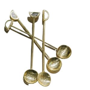 Cuillère de service décorative de style vintage avec manche orné, vaisselle en métal faite à la main pour hôtel, restaurant, décoration de la maison - Product Image 1