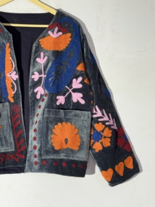 เสื้อแจ็คเก็ตปักลายซูซานีกำมะหยี่ |   งานฝีมือทำมือ ผ้ากำมะหยี่สีเทา ลายหัวใจ |   โรแมนติกโบโฮ - Product Image 4