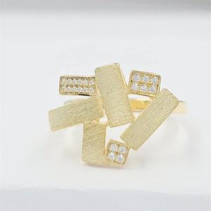 Anillo de Cóctel de Plata de Ley Chapado en Oro de 18K con Zirconia, Diseño Moderno y Grande, Acabado Satinado Mate, Hecho a Medida para Mujer - Product Image 1