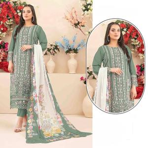 Nuevo traje de algodón cambray pesado con bordados elaborados y detalles de cordón, con dupatta. - Product Image 1