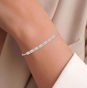 Magnifique bracelet en or rose 9 carats avec diamants de laboratoire taille émeraude 2,33 CTW - Product Image 3
