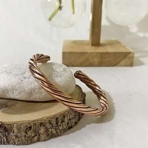 Bracelet en cuivre artisanal martelé, bijoux ayurvédiques de luxe pour hommes et femmes - Product Image 5