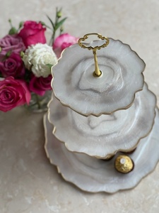 Support à gâteau élégant en résine, plateau de service rond pour boulangerie et usage domestique - Product Image 6