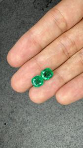 Paire de pierres précieuses en émeraude naturelle de mine zambienne de 3,85 carats, forme coussin, vert vif, pour boucles d'oreilles de luxe sur mesure - Product Image 5