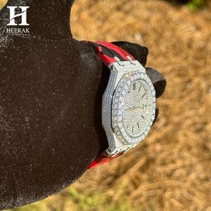 Reloj de Moissanita Personalizado, Plateado, Bisel Redondo Grande, Totalmente Cubierto de Piedras, Correa de Goma con Camuflaje Rojo, Reloj de Pulsera Deportivo de Lujo para Hombre - Product Image 3