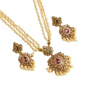 Collar moderno de cadena de oro afgano con cristales rectangulares verde esmeralda y rojo rubí en una piedra blanca floral. - Product Image 5