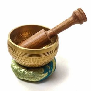Bol chantant bouddhiste en laiton pour la méditation, le yoga et la sonothérapie, fabriqué par un artisan avec un design floral. - Product Image 3