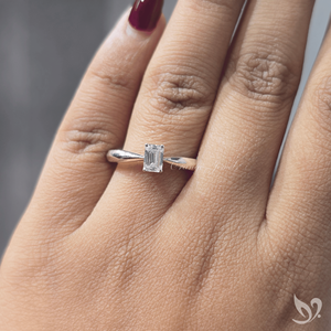 Anillo de compromiso elegante con diamante esmeralda cultivado en laboratorio de 0.5 quilates, engaste de tallo pellizcado en oro blanco de 10K - Product Image 4