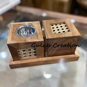 Ensemble de brûleurs en bois Bakhoor fabriqués à la main avec design en maille de rotin et insert en métal sur base de plateau en bois pour oud arabe et encens - Product Image 1