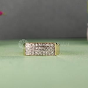 Anillo de diamantes de corte redondo cultivados en laboratorio con diseño moderno en oro amarillo para hombre, de proveedor indio. - Product Image 1
