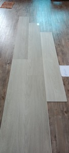 Revêtement de sol SPC rigide moderne VFLOOR, imperméable, anti-rayures, résistant à l'usure, système de clic, pose facile, planches moyennes, garantie 5 ans - Product Image 1