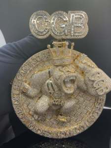 Pendentif Grand Prestige plaqué rhodium unisexe style Hip Hop avec diamants CZ glacés de qualité supérieure The Ice Legacy - Product Image 3